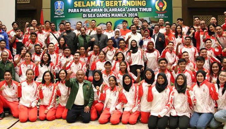 Gubernur Jawa Timur Khofifah Indar Parawansa memberi semangat saat pelepasan atlet Jatim ke Sea Games di Manila Filipina di Hotel Sultan, Jakarta, Selasa malam (26/11). foto: istimewa/ bangsaonline.com
