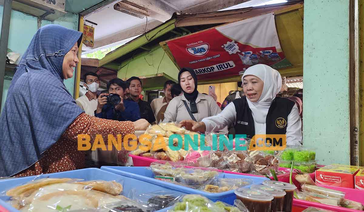 Gubernur Khofifah saat menyapa masyarakat di Pasar Soponyono, Surabaya. Foto: DEVI FITRI AFRIYANTI/BANGSAONLINE
