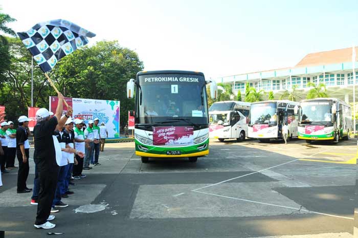 Dirut PG Nugroho Christijanto bersama jajaran direksi dan staf melepas keberangkatan 10 bus mudik gratis PG. foto: ist
