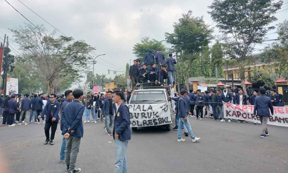 Ratusan massa aksi yang tergabung dalam Himpunan Mahasiswa Bangkalan saat memblokade Jalan Soekarno Hatta.