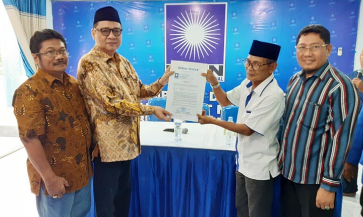 DAFTAR BACABUP: Mas Kelana (kiri) mendaftar Bacabup di Kantor DPD PAN Sidoarjo, Kamis (30/1). foto: MUSTAIN/ BANGSAONLINE