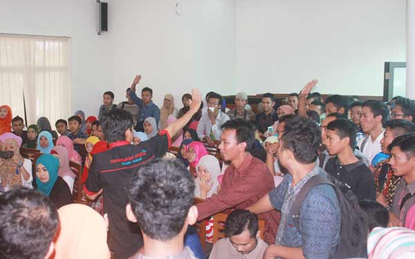 Ratusan mahasiswa saat audiensi dengan yayasan PPL-PT PGRI Tuban guna pelengseran Hadi Tugur sebagai Rektor UNIROW Tuban.  (foto: BANGSAONLINE)