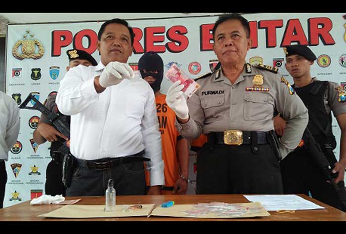 Tersangka dan barang bukti yang berhasil diamankan polisi.