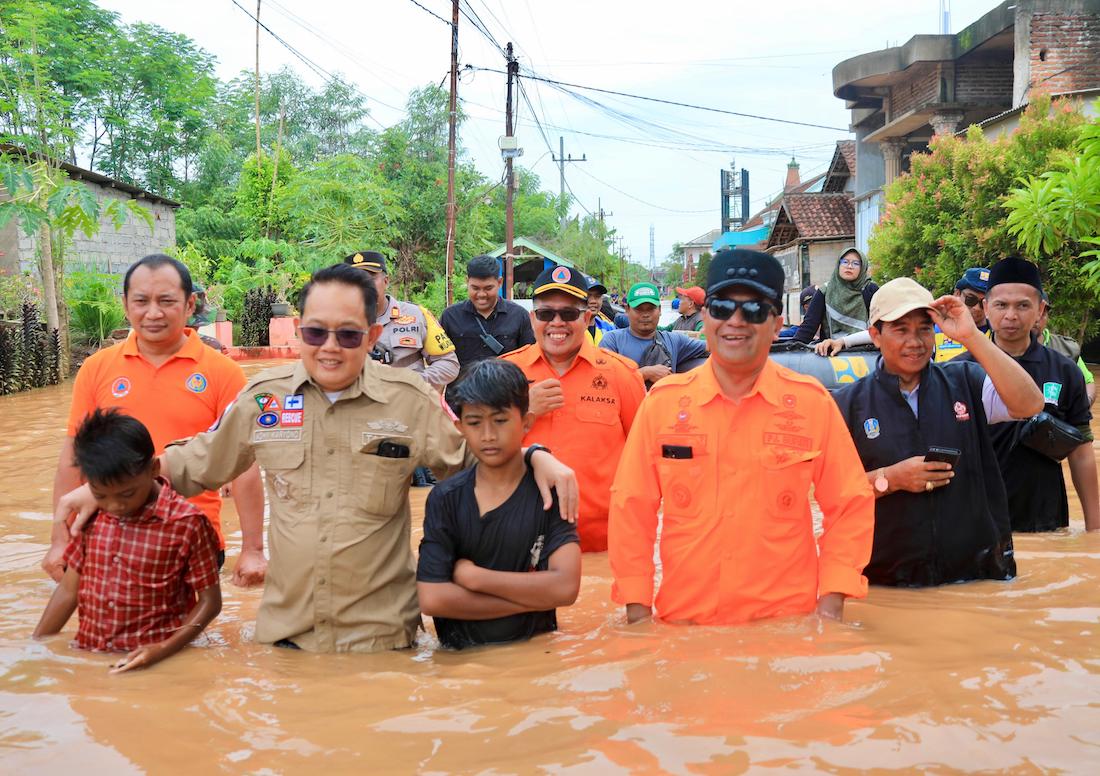 Pantau Banjir di Grati Pasuruan, Pj Gubernur Jatim Salurkan Bantuan dan Pastikan Hal ini