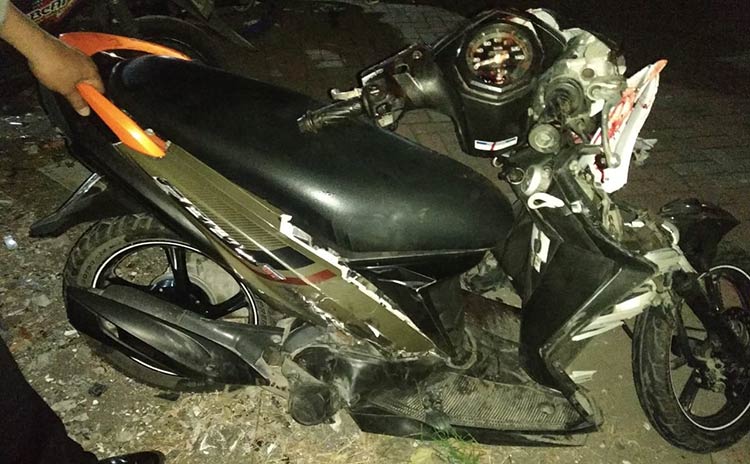 Sepeda motor Mio nopol W 3453 WE yang dikendarai Sarji (55), Warga Ngelom Kecamatan Taman, Sidoarjo. (foto: ist).