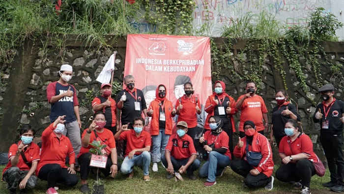 Fraksi PDI Perjuangan DPRD Jatim gelar aksi tanam pohon di bantaran Sungai Ciliwung, Jakarta. foto: istimewa