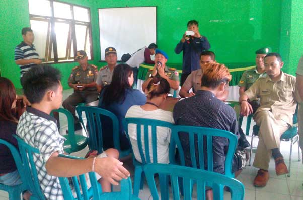 Pasangan yang terjaring mendapat pengarahan di aula Kecamatan Ngawi.