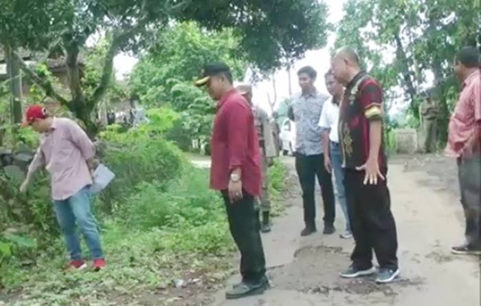 Bupati Nganjuk Novi Rahman Hidayat saat melaksanakan sidak jalan rusak. foto: BAMBANG/ BANGSAONLINE