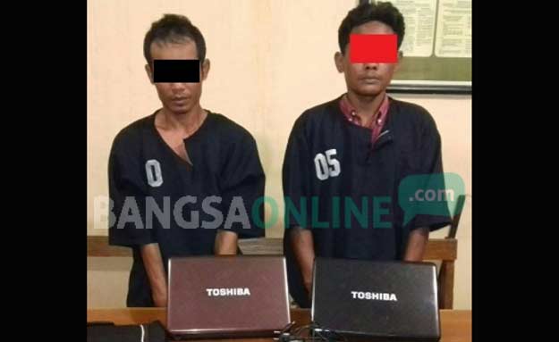 Dua pelaku beserta barang bukti saat diamankan di Polsek Karang Pilang Surabaya. foto: IRWAN SUSANTO/ BANGSAONLINE