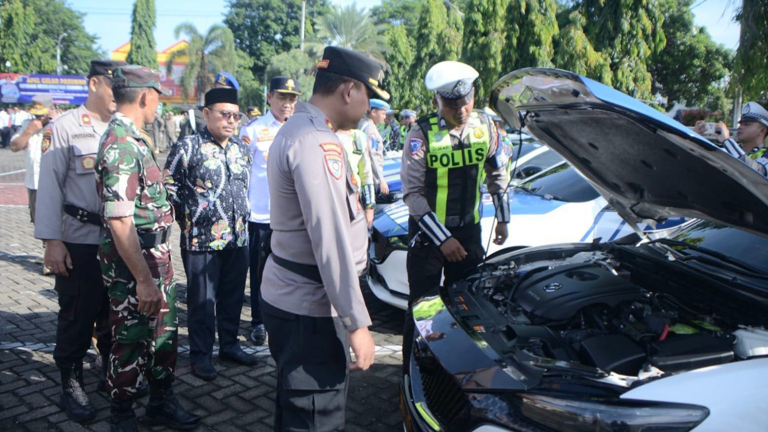 Pengecekan kendaraan petugas saat apel gelar pasukan Polres Situbondo
