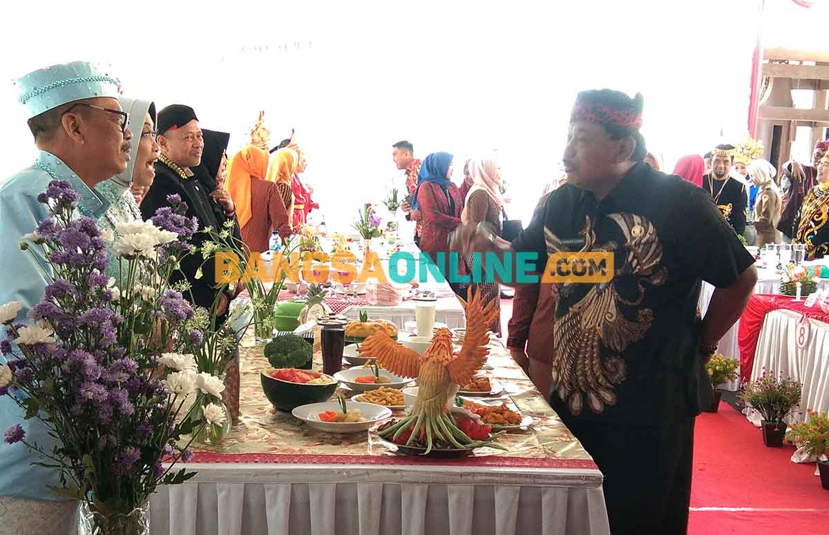 Bupati Nganjuk, Marhaen Djumadi, saat meninjau hasil masakan yang dihidangkan oleh para peserta lomba. Foto: BAMBANG DWI JULIANTO/BANGSAONLINE