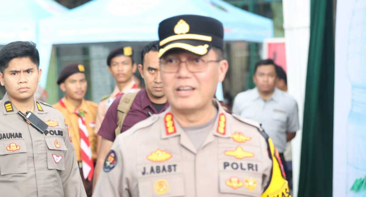 Kabid Humas Polda Jatim saat memberi keterangan terkait pelaksanaan Operasi Ketupat Semeru 2026 ke awak media.