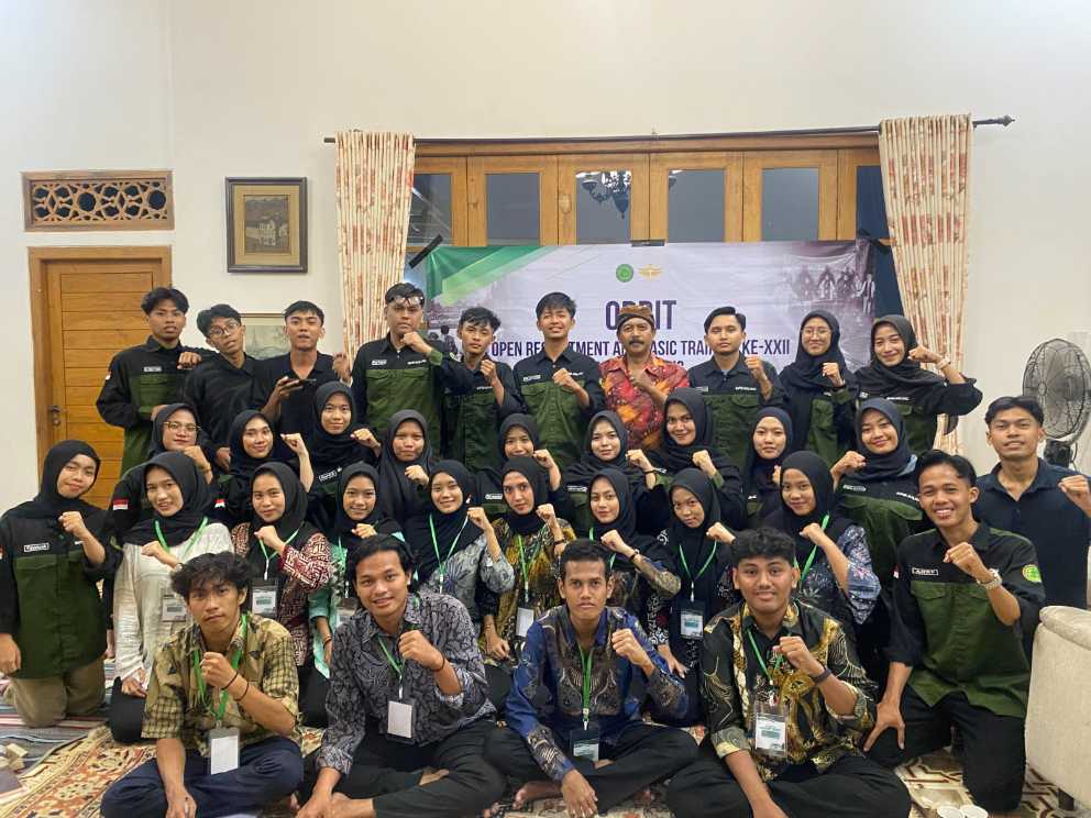 Ikatan Mahasiswa Pulau Bawean (IMPSB) Malang saat foto bersama di sela acara  ORBIT (Open Recruitment & Basic Training) ke-XXII di Kota Batu.