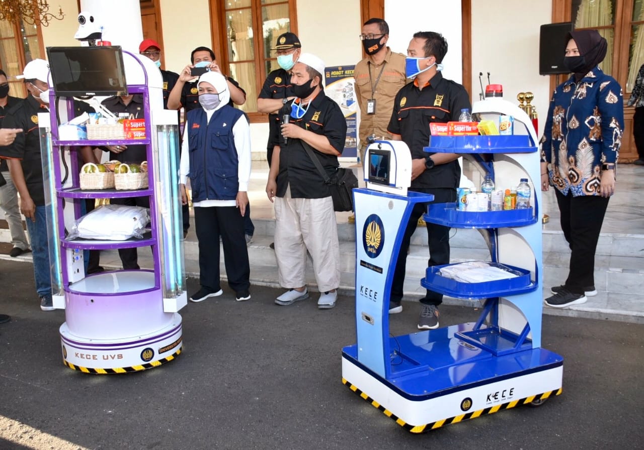 Rektor Unesa Serahkan Dua Robot KECE, Khofifah: Akan Bantu Nakes di RS Darurat Lapangan Indrapura