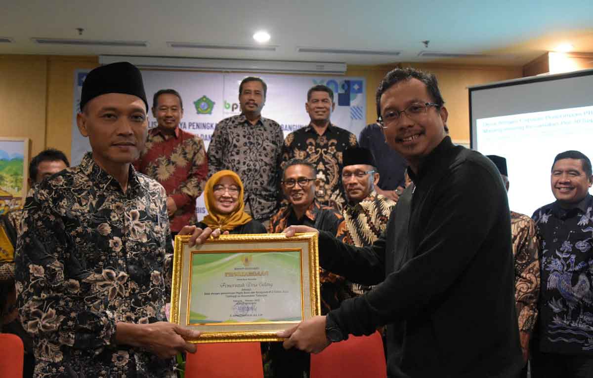 Bupati Sidoarjo, Ahmad Muhdlor Ali, saat memberi penghargaan kepada pemerintah desa terkait penerimaan PBB belum lama ini.