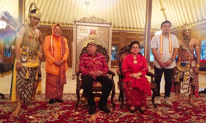 Wali Kota Risma foto bersama Paku Buwana (PB) XIII dan Permaisuri GKR Paku Buwana, usai menerima sertifikat gelarnya. foto: YUDI A/ BANGSAONLINE