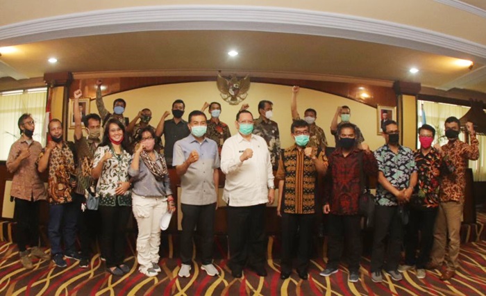 Pjs. Wali Kota Pasuruan Ardo Sahak foto bersama Wali Kota Salatiga Yuliyanto dan Wawali Muhammad Haris beserta rombongan. 
