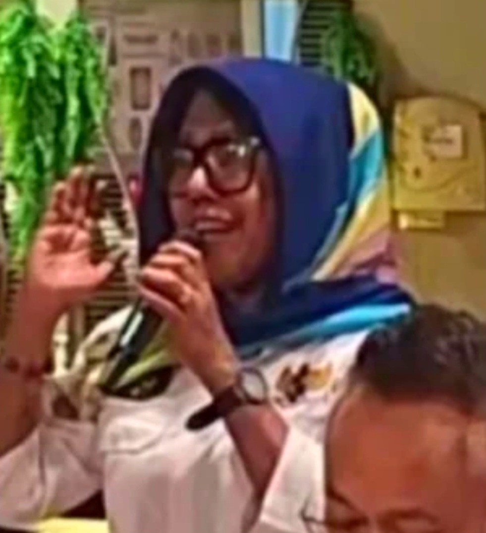 Perempuan berjilbab ini mengancam akan menggelar aksi gila alias porno ke Mabes Polri gara-gara Jokowi tiap hari dibully. Foto: instagram