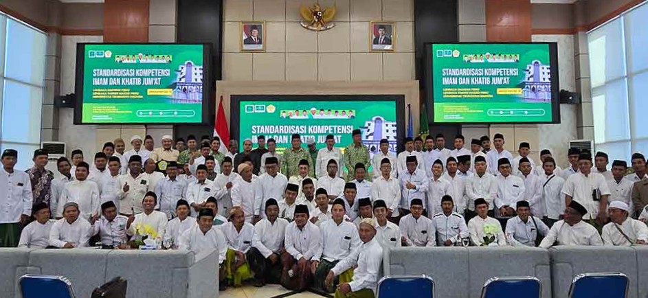 Pengurus LD PBNU bersama peserta standarisasi kompetensi di Aula Syaikon Kholi UTM Madura.