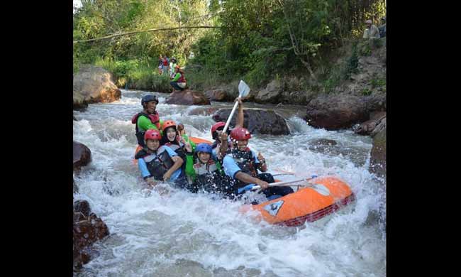 Arung jeram, salah satu wisata yang akan dikembangkan Pemkab Situbondo. foto: BANGSAONLINE
