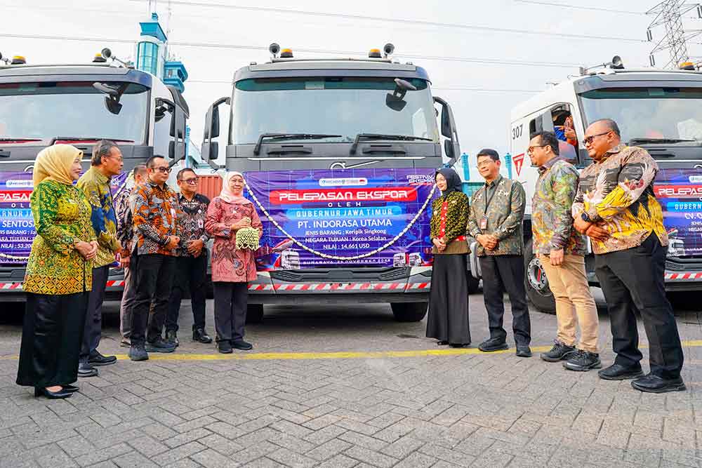 Gubernur Jatim, Khofifah Indar Parawansa saat melepas produk ekspor IKM menuju negara tujuan. (Ist)