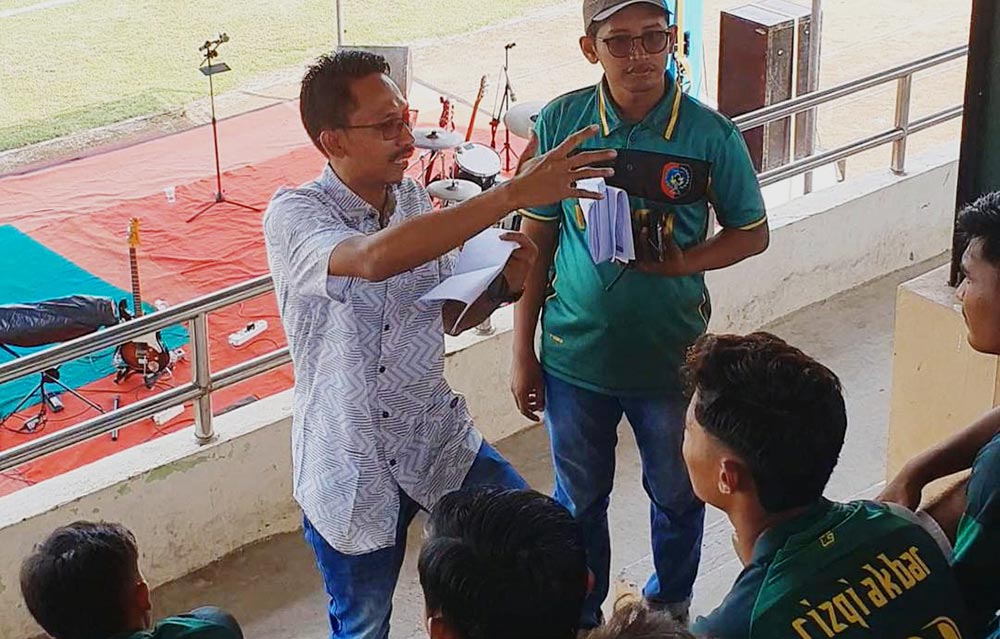 Manajer Persatu Tuban Abdul Rohman saat memberikan arahan kepada para pemain.
