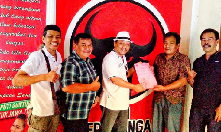 Rachmat Rofik saat menerima para mengambil formulir pendaftaran. foto: SYUHUD/ BANGSAONLINE