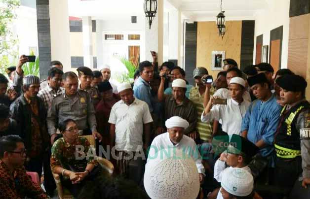 Puluhan massa saat mendatangi hotel tempat menginap narasumber kegiatan wawasan kebangsaan yang digelar di SD Manding, Sumenep.