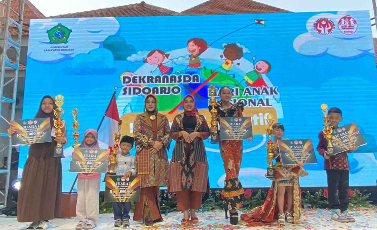 Siswi SMPN 2 Sidoarjo, Syakirah Ashillah Leticia Putri, juara 1 lomba fashion show tingkat kabupaten dalam peringatan Hari Anak Nasional tahun ini.