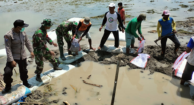 TNI-Polri di Bojonegoro Sinergi dengan Petani Atasi Tanggul Kali Ingas yang Jebol