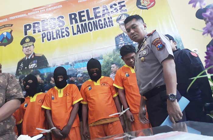 Kelima pelaku saat dirilis di Mapolres Lamongan.