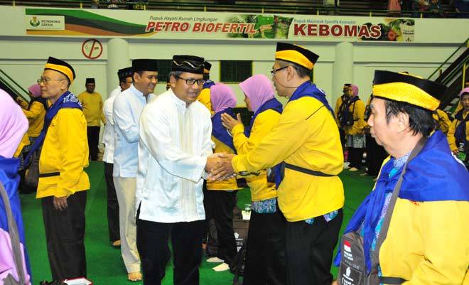 Direktur Keuangan PG, Pardiman didampingi Direktur SDM dan Umum PG, Rahmat Pribadi ketika melepas JCH. foto: SYUHUD/ BANGSAONLINE