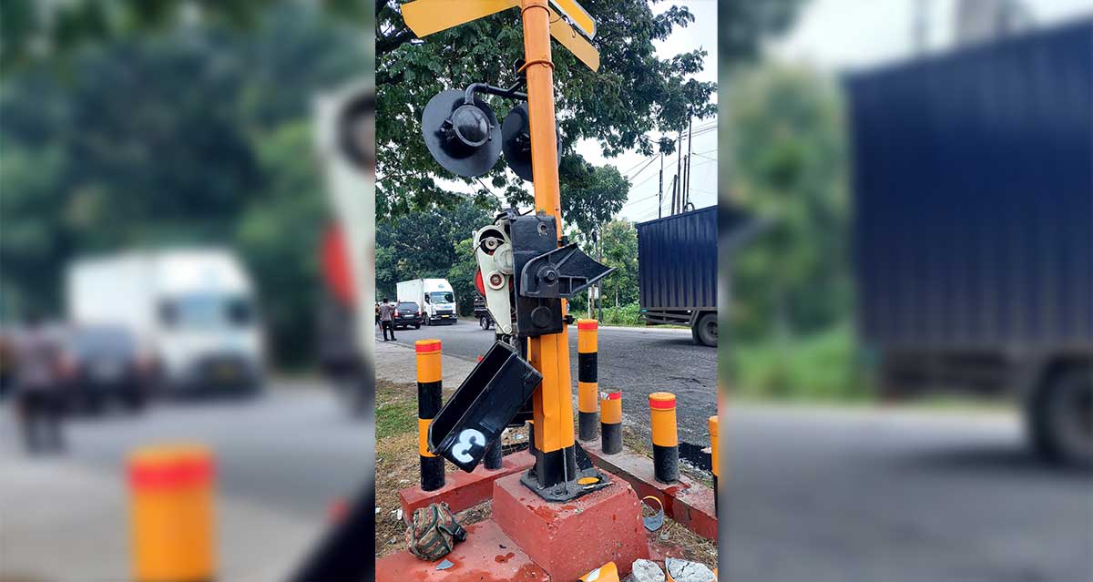 Palang perlintasan di JPL 105 yang rusak akibat kecelakaan.