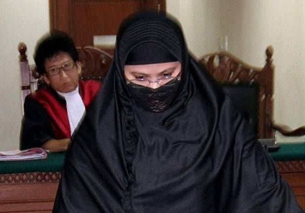 Yulianis dalam ruang sidang tipikor. Foto: tribunnews