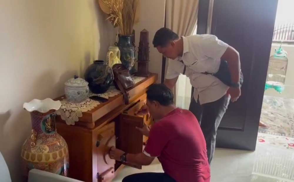 Penyidik Satreskoba Polres Tuban saat memeriksa dan menggeledah dua rumah yang dicurigai sebagai tempat peredaran obat-obatan berbahaya.
