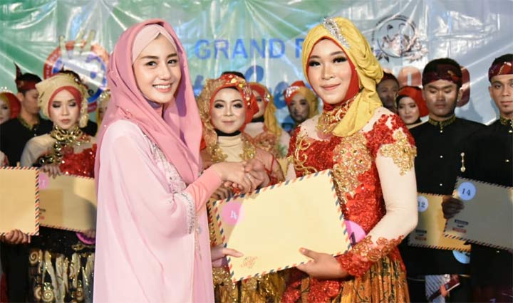 Novita Nur Arifin bersama Duta Genre. foto: HERMAN/ BANGSAONLINE