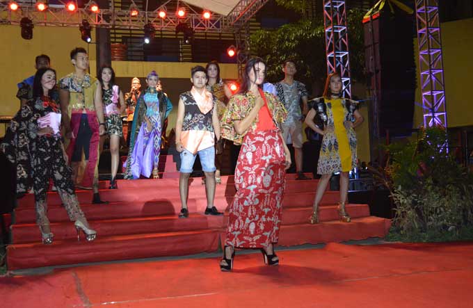 Batik Stupa Anjuk Ladang yang ditampilkan para model. foto: BAMBANG DJ/ BANGSAONLINE