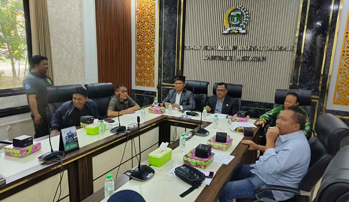 DPRD Kabupaten Pasuruan saat menggelar rapat.
