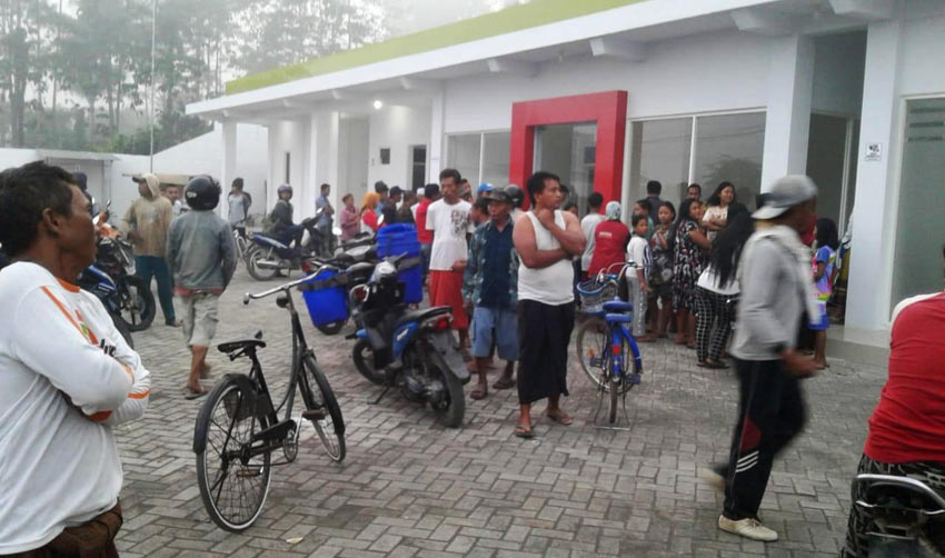 Warga sekitar berkerumun di SPBU Jambearum untuk menyaksikan kasus pembunuhan yang terjadi pagi pari tadi.
