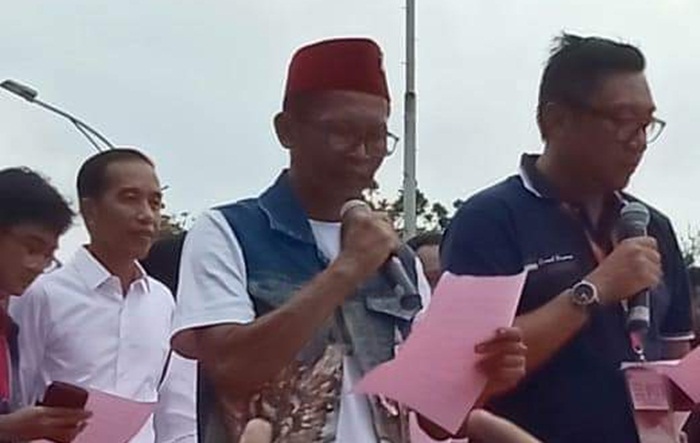 Koordinator Komunitas Ksatria Airlangga, Teguh Prihandoko (peci merah) saat membacakan ikrar dukungan Forum Alumni Jatim (FAJ) untuk capres Joko Widodo di Tugu Pahlawan, belum lama ini.
