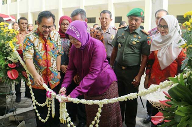 Wali Kota Surabaya Risma meresmikan sekolah baru, Jumat (5/1).