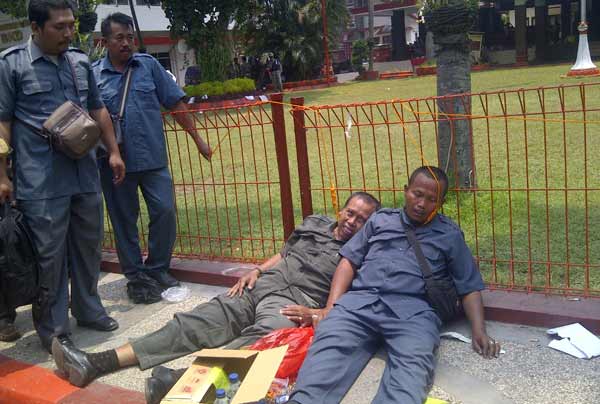 Beberapa pendemo K1 melakukan aksi gantung diri. foto: soewandito/BANGSAONLINE