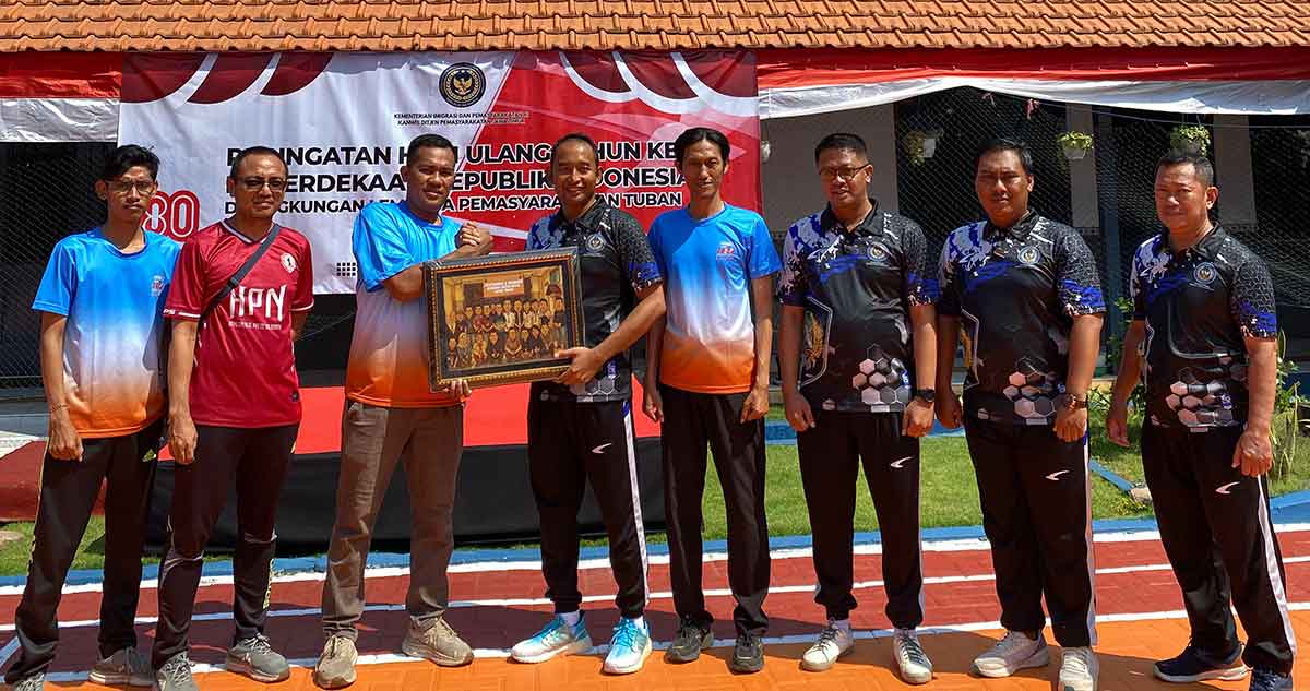 Pemberian cendera mata dari Kalapas Tuban kepada Ketua PWI Tuban usai tanding voli.