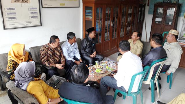 Komisi IV DPRD Gresik saat dialog dengan Kepsek SMP PGRI Wringinanom Rusdi. foto: SYUHUD/ BANGSAONLINE