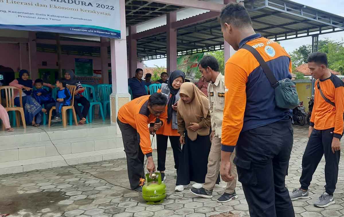 Mahasiswa Unira bersama FRPB dan FPRB saat memberikan edukasi penanggulangan bencana untuk masyarakat di Desa Konang, Kecamatan Galis, Pamekasan. 