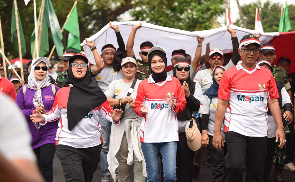 Wali Kota Kediri Vinanda dan Wakil Wali Kota Qowimuddin bersama para pemuda-pemudi mengikuti kirab merah putih. Foto: Ist. 