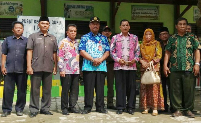 Plh Bupati Pamekasan Moh. Alwi didampingi oleh Kepala Dinas Pendidikan Moh Tarsun, Kepala Kementerian Agama (Kemenag) dan Ketua Dewan Pendidikan Kabupaten Pamekasan.