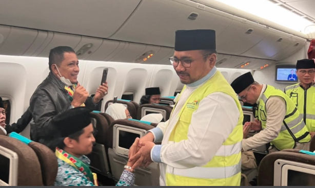 Menteri Agama, Yaqut Cholil Qoumas melepas keberangkatan jemaah haji kloter pertama di Bandara Soekarno-Hatta. (dok. Kemenang)