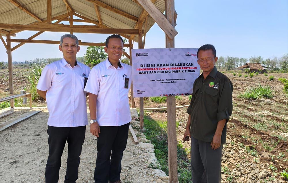 Peduli Tani Hutan Sekitar Perusahaan, SIG Pabrik Tuban Serahkan Bantuan Sumur Bor
