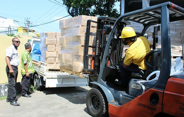 Penyaluran bantuan paket sembako dari perusahaan kepada warga miskin di Desa Ngerong, Gempol.